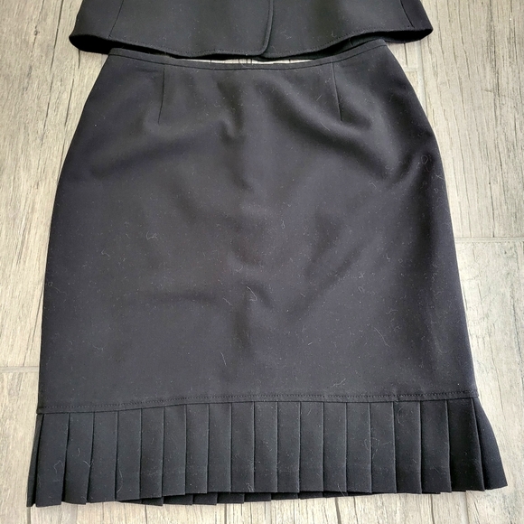 TAHARI VINTAGE 2 PIECE WORK WEAR SUIT BLACK BLAZER SKIRT RUFFLE GOLD SIZE 4P - Picture 4 of 12